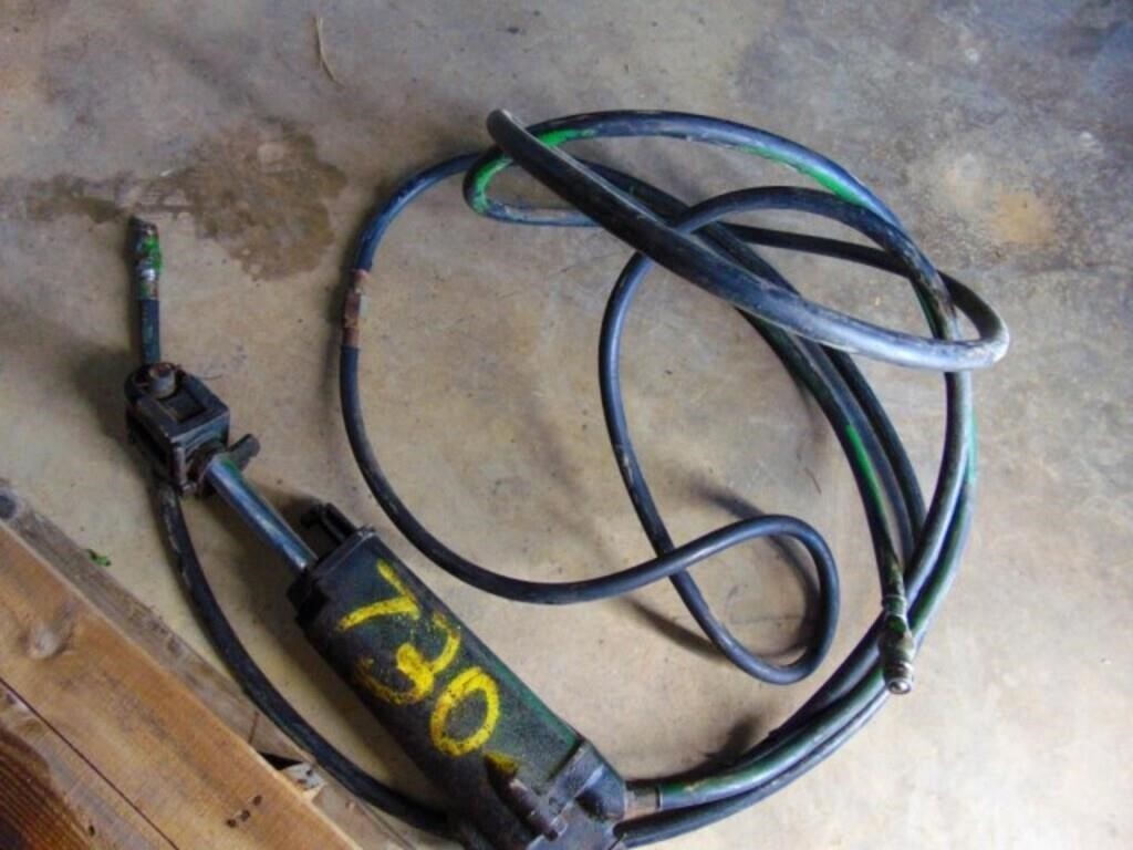 JD cylinder with hoses