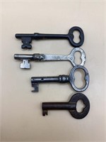 4 Vintage Antique Skeleton Keys In A Variety Of
