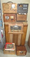 Large lot of vintage radios includes Zeneth,