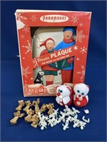 Assorted Christmas lot including plush ornaments,