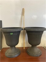 2 Plastic urns