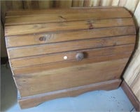 Round top trunk. Measures: 32.5" W.