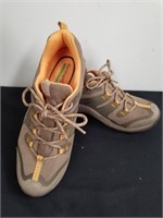 Size 9.5 Jozie bear traps memory foam shoes