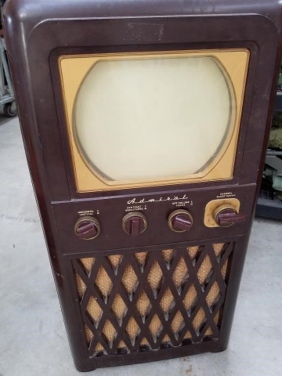Antique Admiral TV 33x 16 x 19 in untested