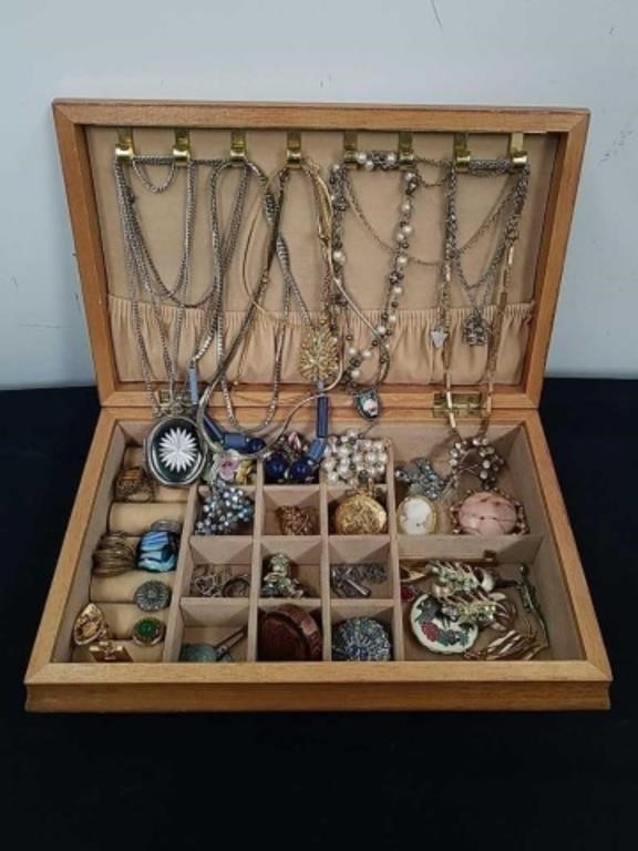 11x 7x 2.5 in vintage jewelry box with jewelry