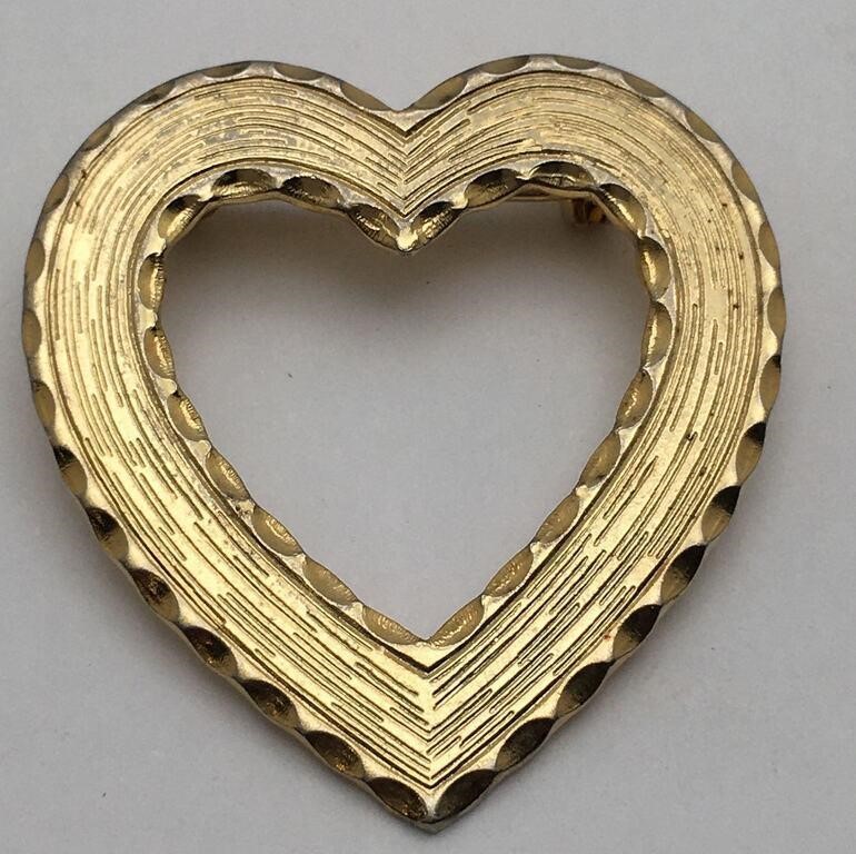 Gold Tone Fashion Heart Pin