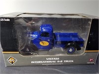 1:25 Scale Diecast vintage international D2 truck