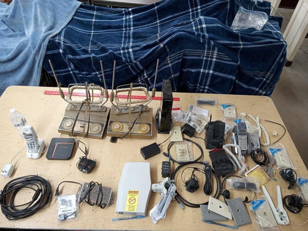LG LOT OF ELECTRICAL/PHONE ITEMS
