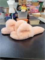 Fuzzy slippers size 7/8