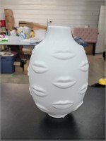 Ceramic lip vase 10 in
