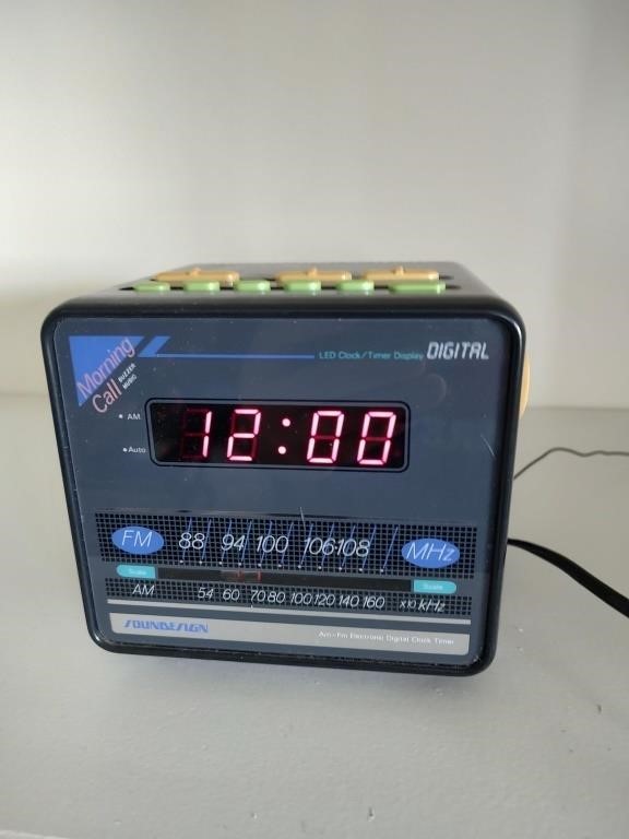 Soundesign 3634BLK Radio Alarm Clock