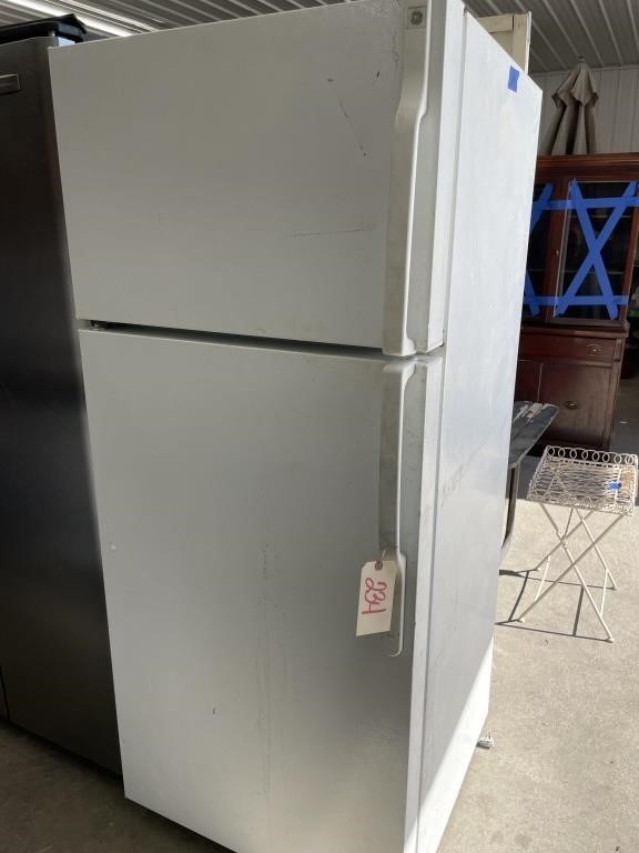 GE Refrigerator/Freezer 28"L x 31"W x 67"H