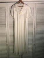 VINTAGE MISS ELAINE LONG NIGHTGOWN LARGE