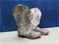 Womens sz7.5B Cowgirl Boots Cross Cutout Design