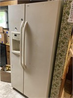 GE refrigerator w/ice make. Works. Needs cleaning