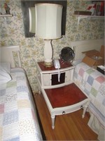 end table,mirror,lamp