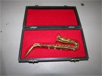 small decorator saxophone & box