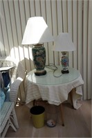 2 oriental table lamps,table & cans