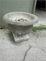 2 concrete flower pots