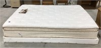 Serta queen size mattress w/Amazon Basic short