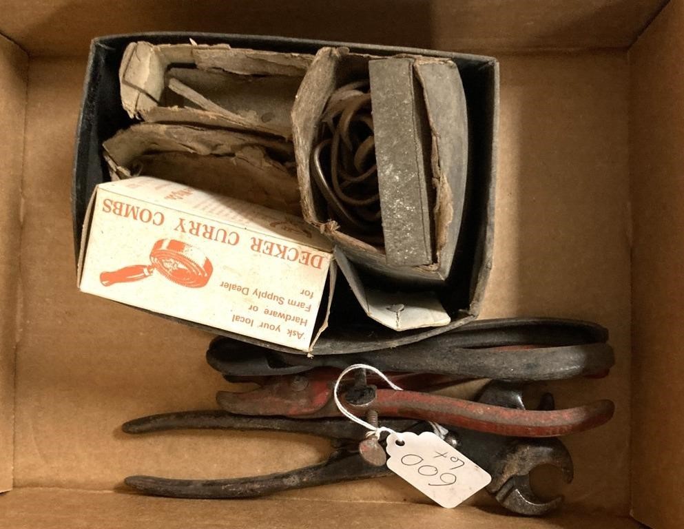 Box of hog ringers incl. DECKERS HILL RINGER