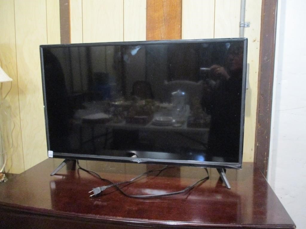 Vizio 32" Flat Screen Television, no remote