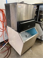 Manitowoc 800lbs Air Cooled Ice Machine & Bin [TW]