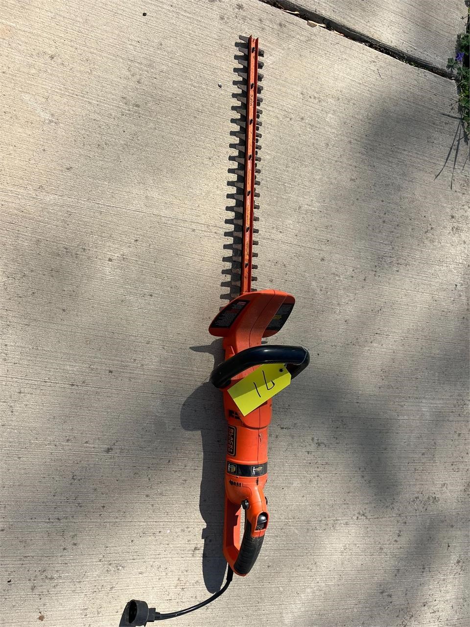 BLACK+DECKER HEDGE TRIMMER