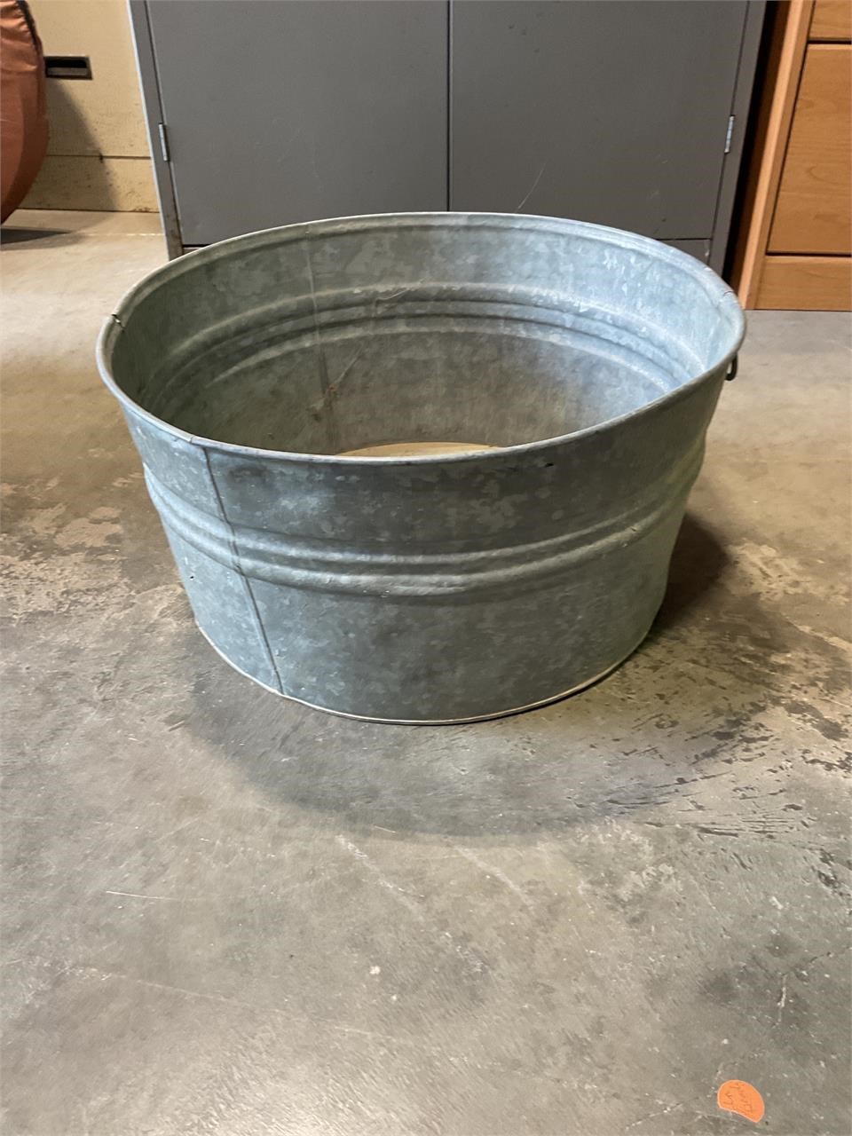 Metal wash tub