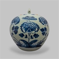 CHINESE BLUE AND WHITE PORCELAIN LIDDED JAR