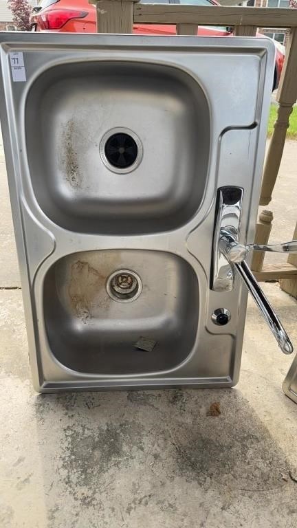 Stainless steel sink with garbage disposal 33 x