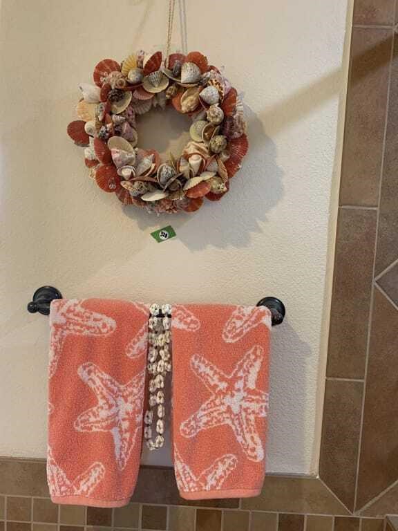 SHELL WREATH & NECKLACE & PAIR OF STARFISH TOWELS