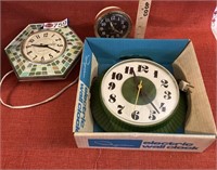 2 Green vintage kitchen clocks