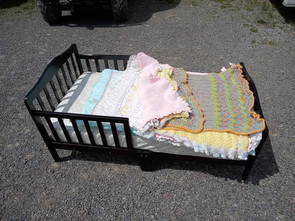 KIDS CRIB WITH 5 BLANKETS WITH STAINS
