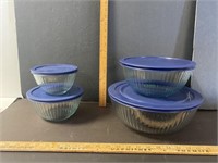4 Glass Pyrex bowls with plastic lids