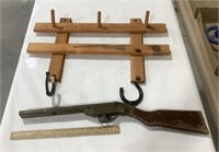 Daisy toy gun w/ wood hat & gun rack 16 x 3 x 20