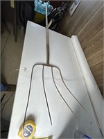 4’ 8” handle pitch fork