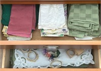 L - DRAWER OF LINENS,NAPKIN, RINGS, PLACEMENTS ETC