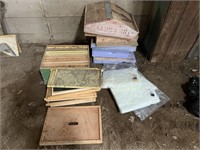 Beehive w supplies & inner cover pad