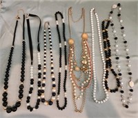 L - LOT OF COSTUME JEWELRY NECKLACES (J36)