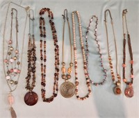 L - LOT OF COSTUME JEWELRY NECKLACES (J38)