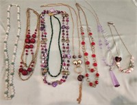L - LOT OF COSTUME JEWELRY NECKLACES (J40)