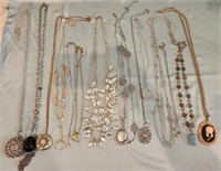 L - LOT OF COSTUME JEWELRY NECKLACES (J42)