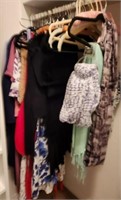 L - MIXED LOT OF WOMEN'S CLOTHING (M33)