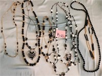 L - LOT OF COSTUME JEWELRY NECKLACES (K60)