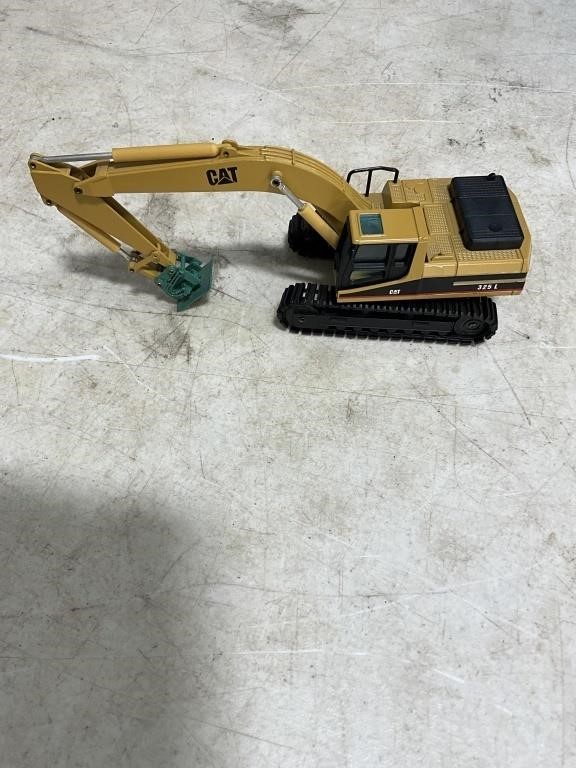 Cat excavator 325L with vibratory plate, NZG m