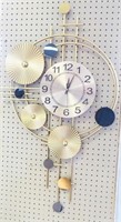 Decorative Wall Clock BOC7K7HSWX Uses 1 AA Battery