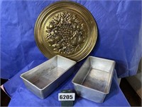 Vintage Décor Plate w/2 Aluminum Loaf Pans