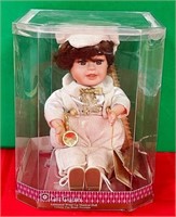 Z - COLLECTIBLE DOLL (F119)