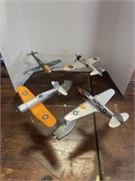 4 model airplanes